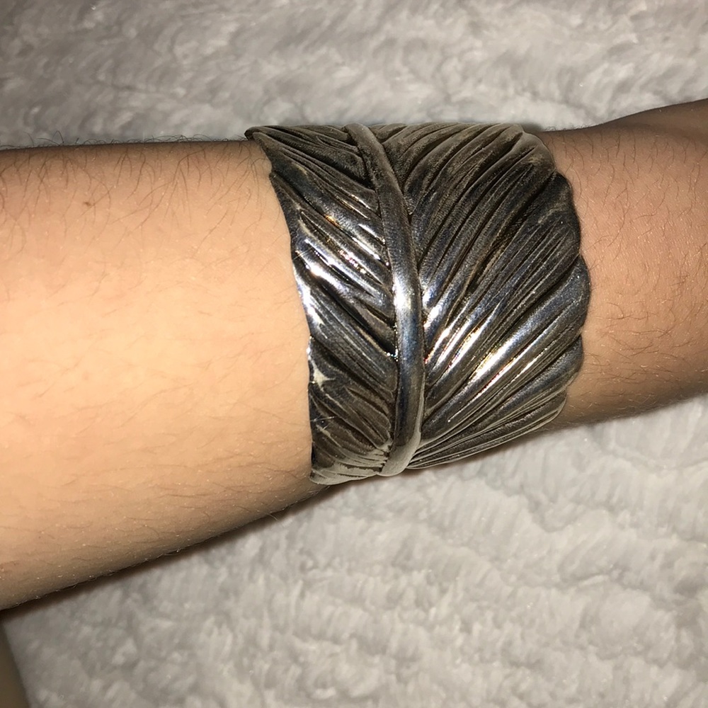 Feather arm cuff